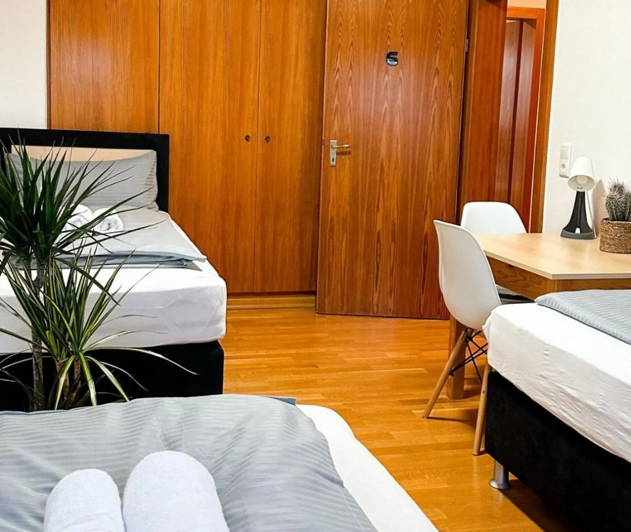 Sali Homes K39 Monte-Carlo -Spacious 6-Bedroom Apartment With Terrace And Garden Views In Bayreuth Ideal For Groups
